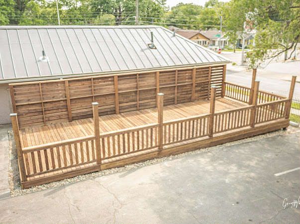 Custom deck construction Kansas City - elevated deck with privacy screen